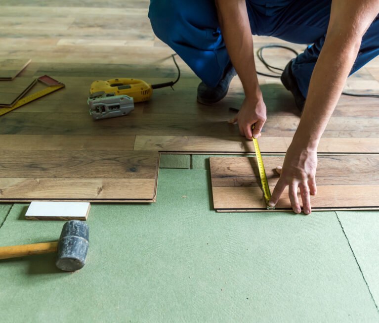 worker install the laminate floor
